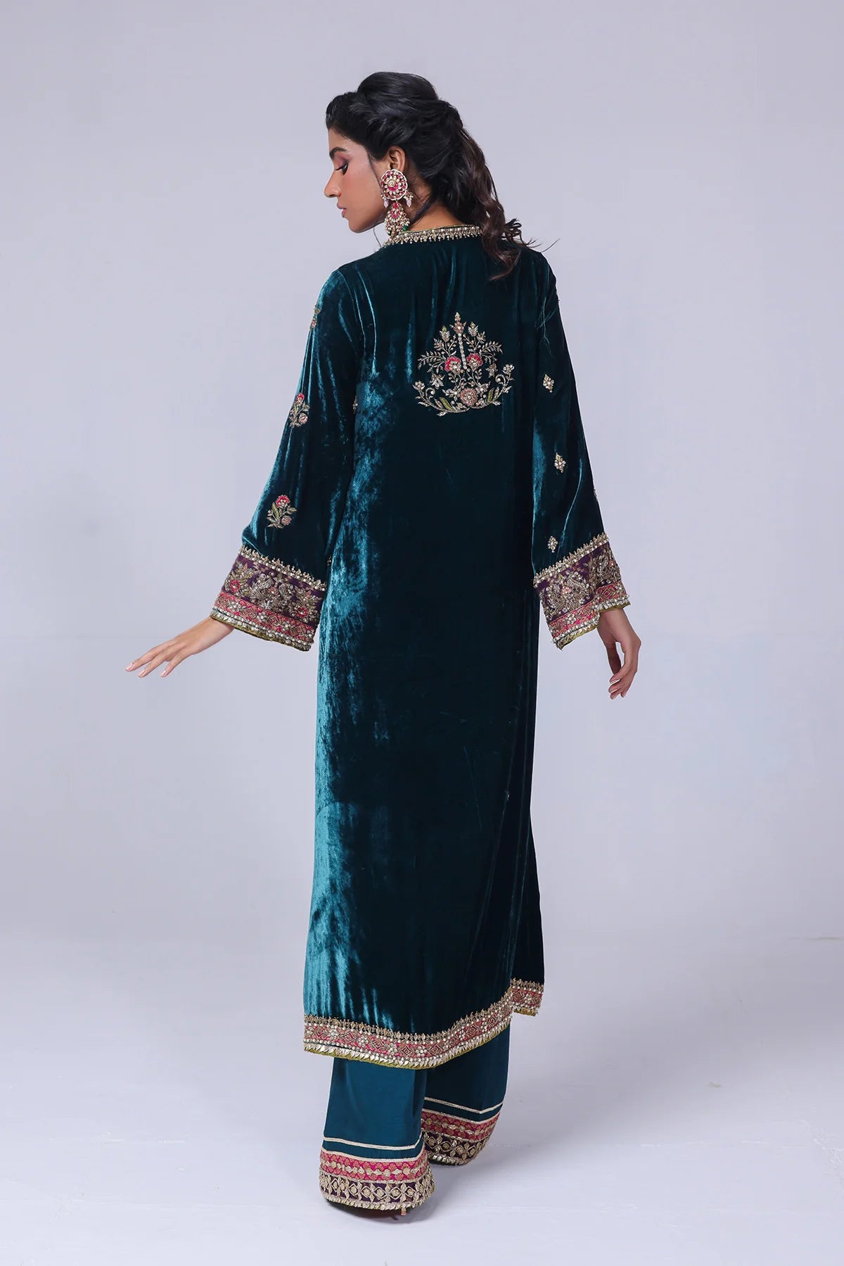 Teal velvet shirt with resham, crystals, naqshi & dabka work, gota borders, jamawar finish, raw silk pants & organza dupatta – wedding wear 2025.
