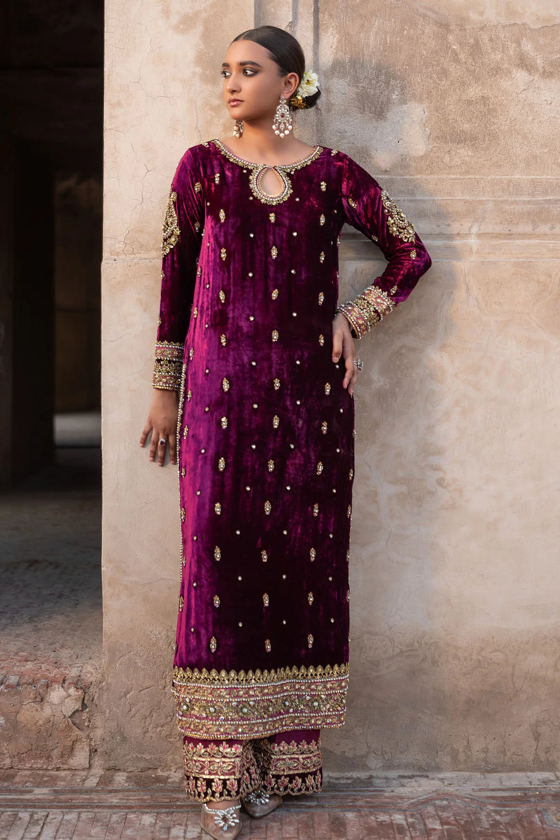 Plum velvet shirt with sequins, naqshi, and keyhole neckline, silk pants with embellished hem, and matching organza dupatta – festive wear 2025.