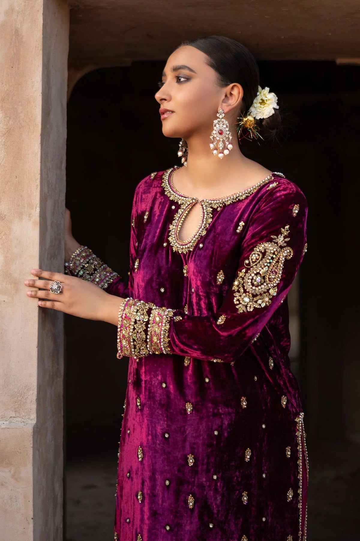 Plum velvet shirt with sequins, naqshi, and keyhole neckline, silk pants with embellished hem, and matching organza dupatta – festive wear 2025.