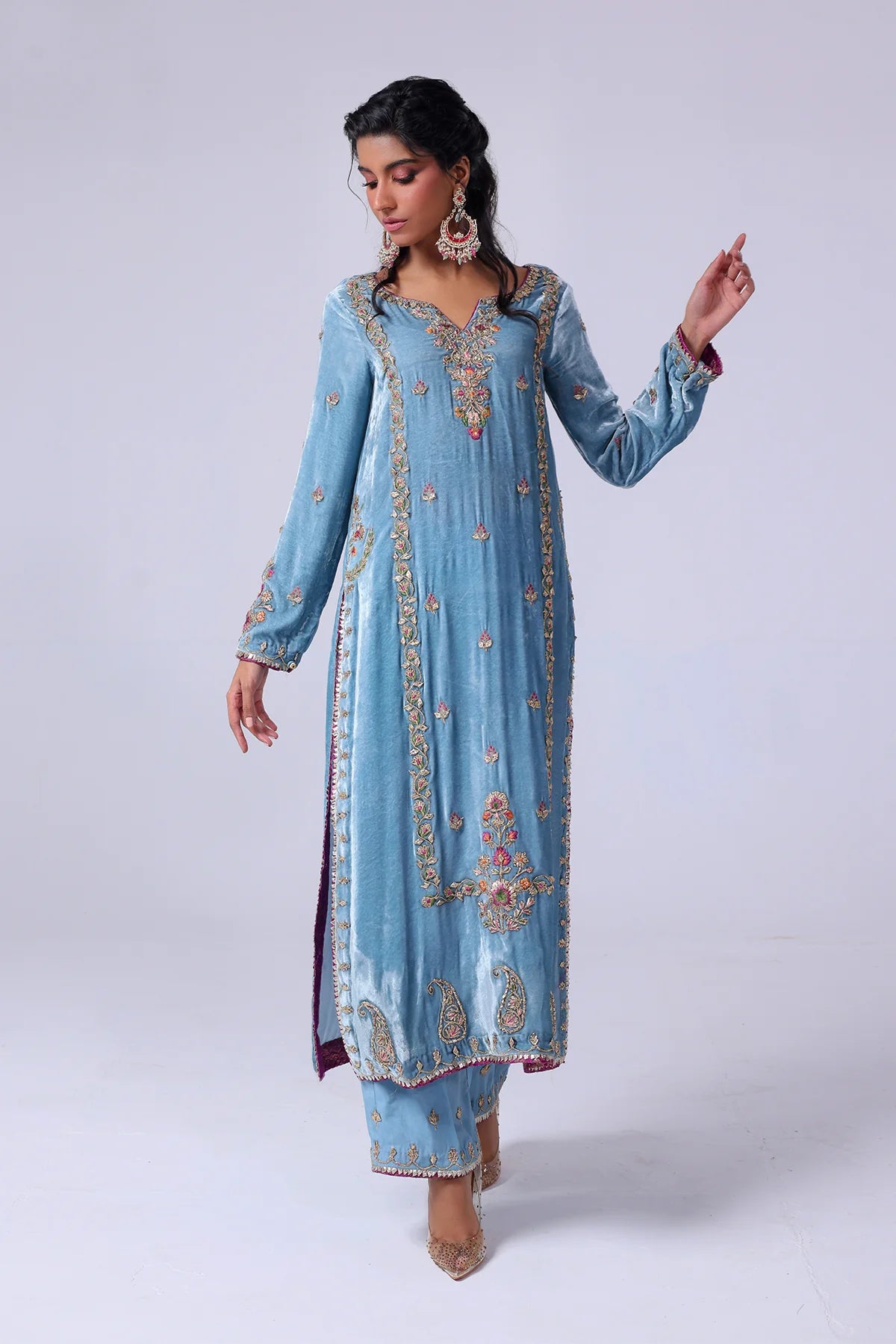 Blue-grey velvet shirt with magenta piping, gota and silk thread embroidery, paired with scalloped raw silk pants and matching organza dupatta – Pakistanimoda.com