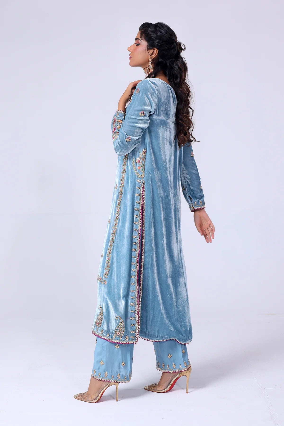 Blue-grey velvet shirt with magenta piping, gota and silk thread embroidery, paired with scalloped raw silk pants and matching organza dupatta – Pakistanimoda.com