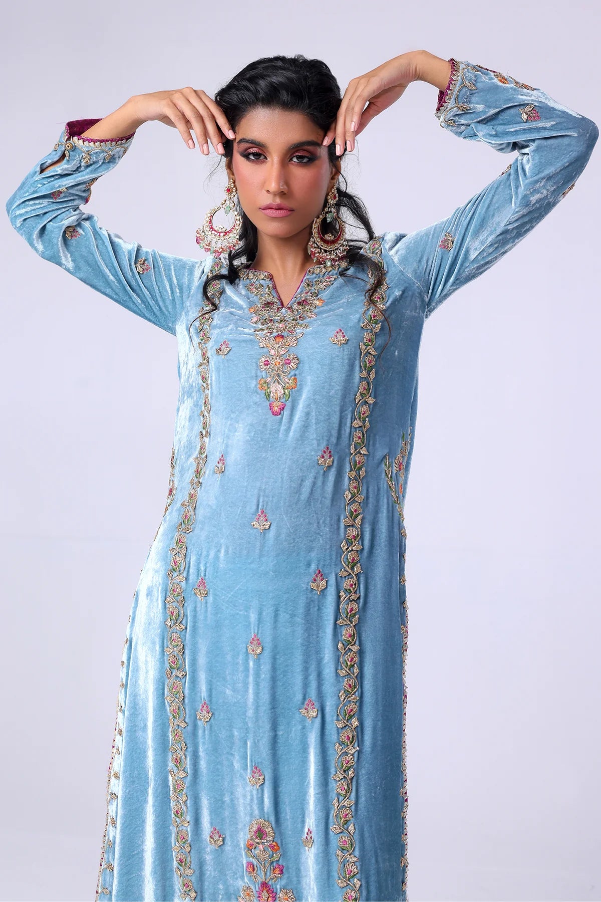 Blue-grey velvet shirt with magenta piping, gota and silk thread embroidery, paired with scalloped raw silk pants and matching organza dupatta – Pakistanimoda.com