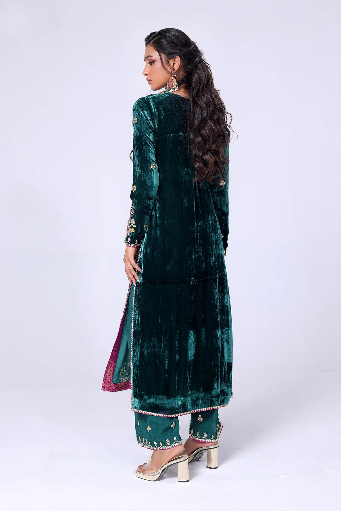 Green velvet embroidered shirt with magenta accents, paired with raw silk pants and a matching organza dupatta – formal 3-piece suit by Pakistanimoda.com.