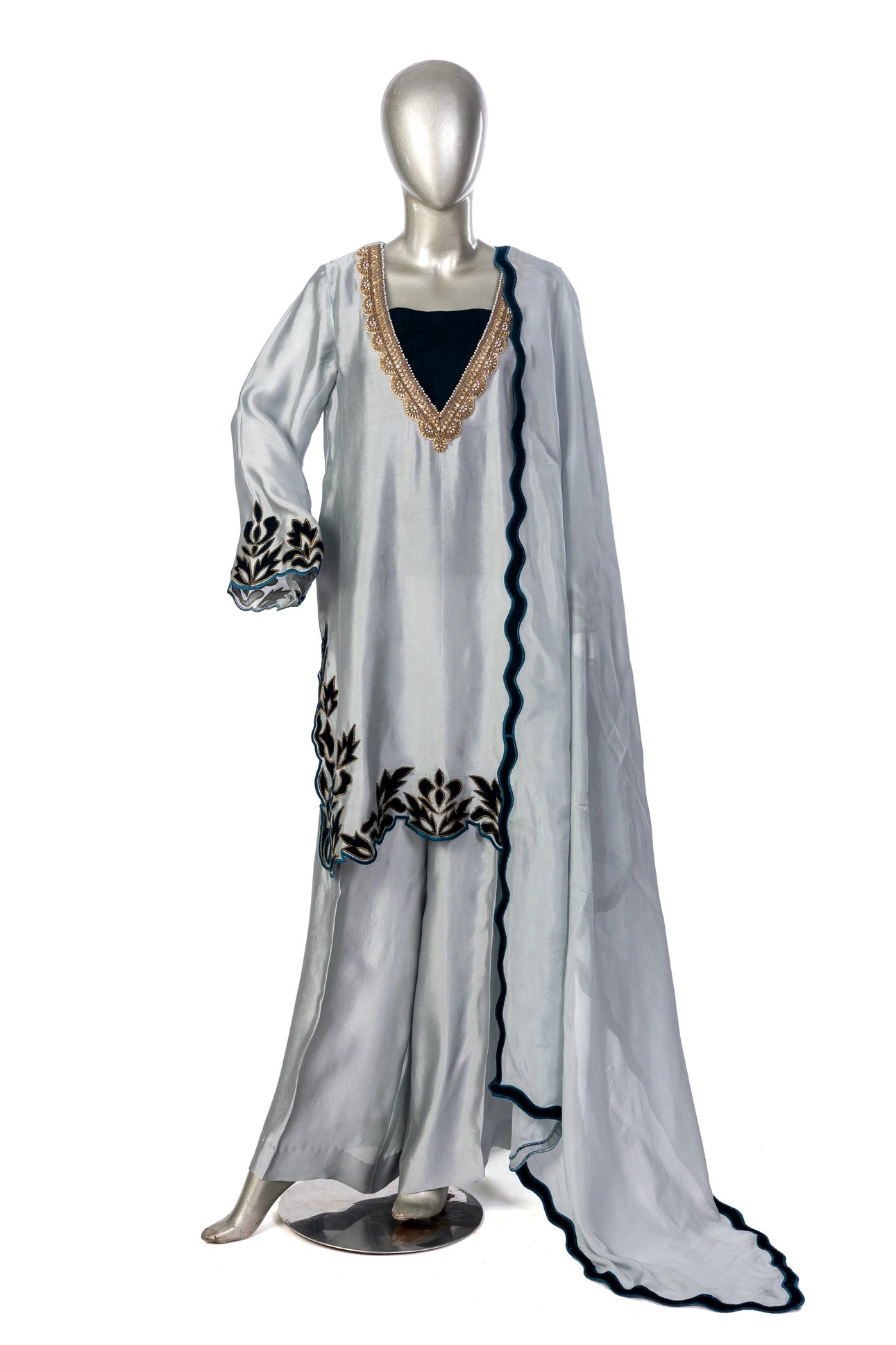 Nawira – Silver Sheesha Silk Suit with velvet applique & dupatta by MariamRaj. Perfect festive, wedding & party wear at Pakistanimoda.