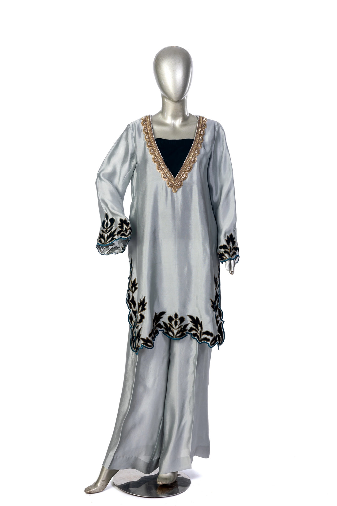 Nawira – Silver Sheesha Silk Suit with velvet applique & dupatta by MariamRaj. Perfect festive, wedding & party wear at Pakistanimoda.