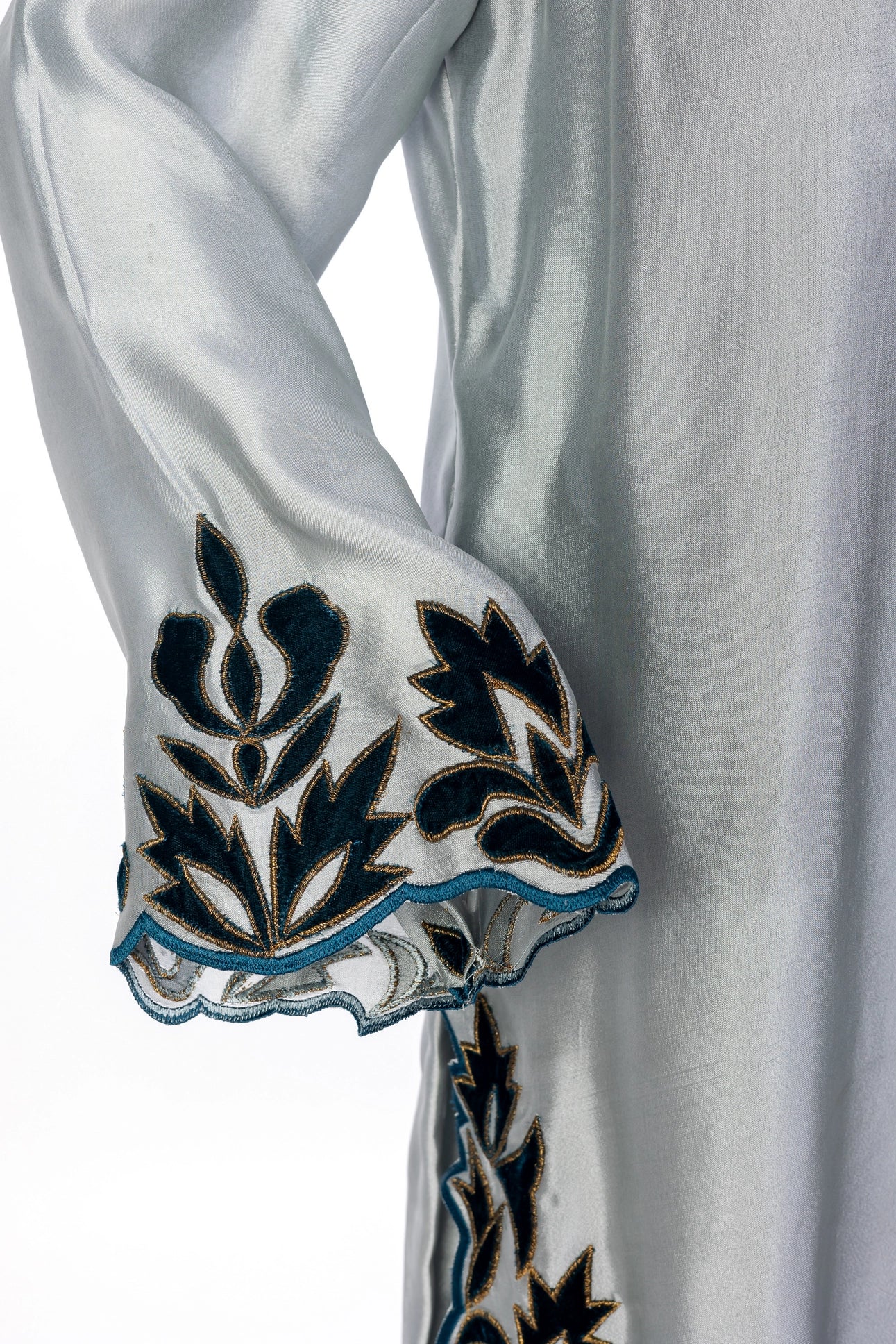 Nawira – Silver Sheesha Silk Suit with velvet applique & dupatta by MariamRaj. Perfect festive, wedding & party wear at Pakistanimoda.