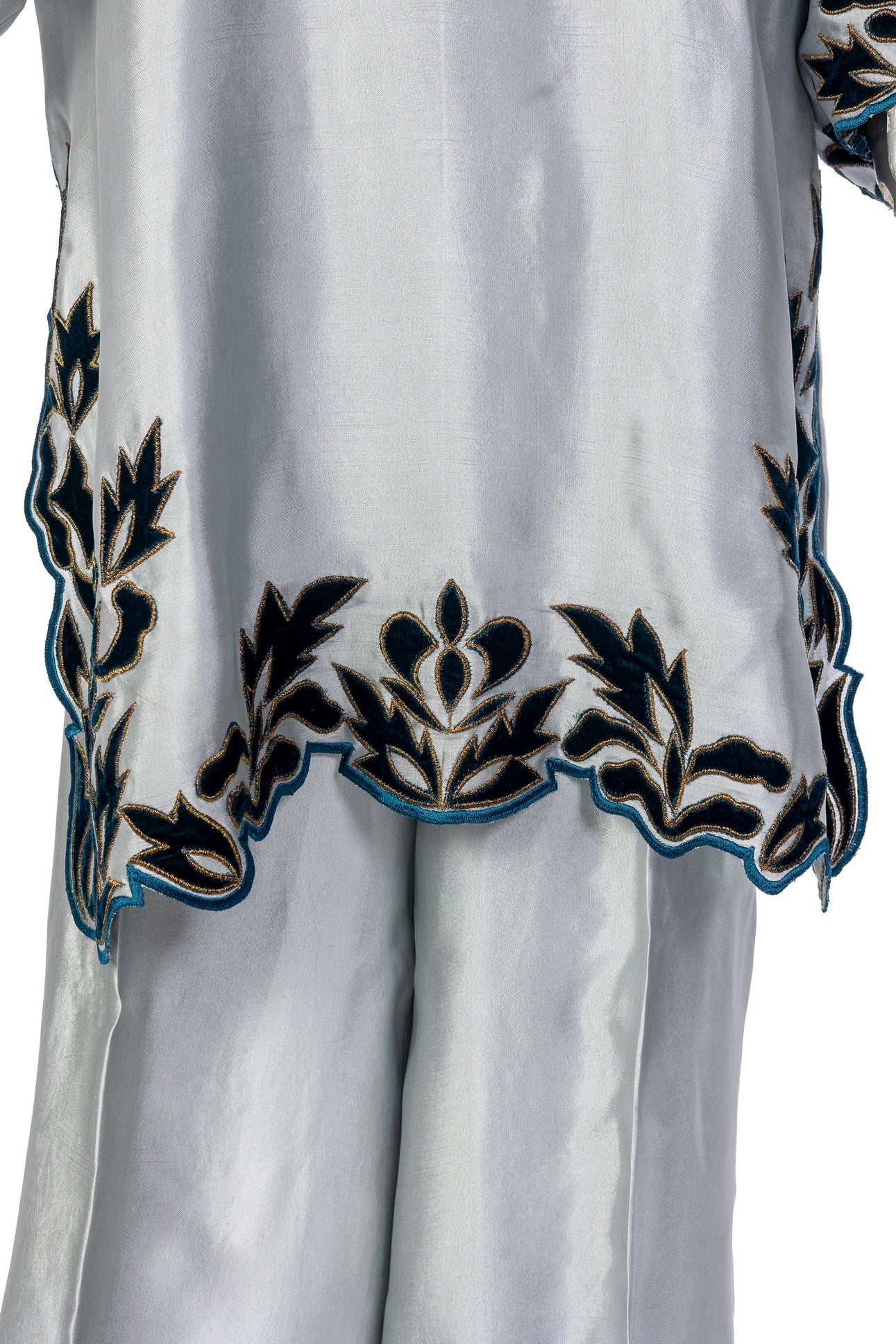 Nawira – Silver Sheesha Silk Suit with velvet applique & dupatta by MariamRaj. Perfect festive, wedding & party wear at Pakistanimoda.