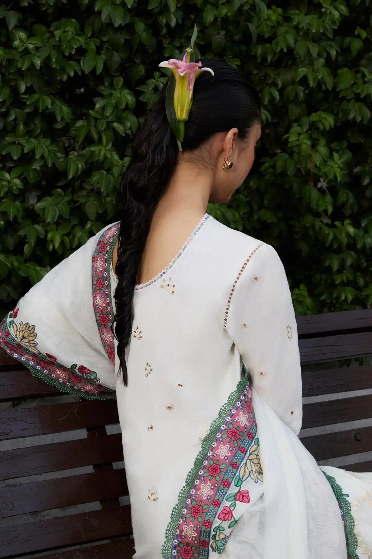 Noor-e-Qamar Hussain Rehar ash white embroidered lawn suit with cotton net dupatta at Pakistanimoda.