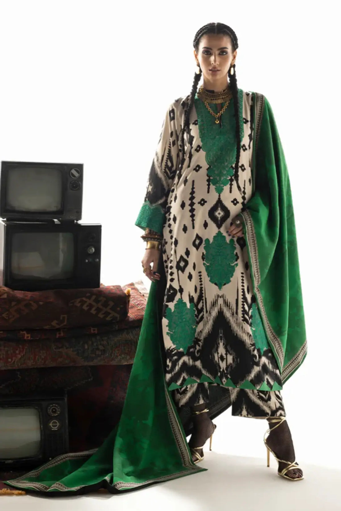 Zainab Chottani Novaya emerald green Marina twill winter suit with shawl for events, available online at Pakistanimoda.