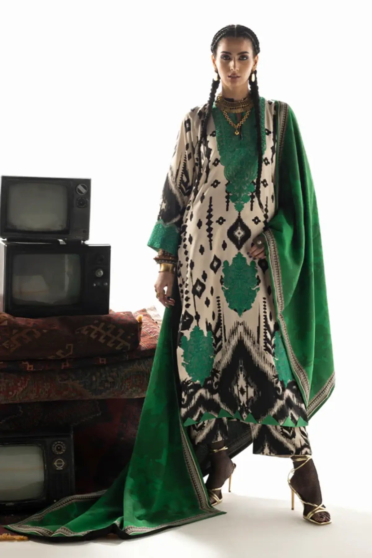Zainab Chottani Novaya emerald green Marina twill winter suit with shawl for events, available online at Pakistanimoda.