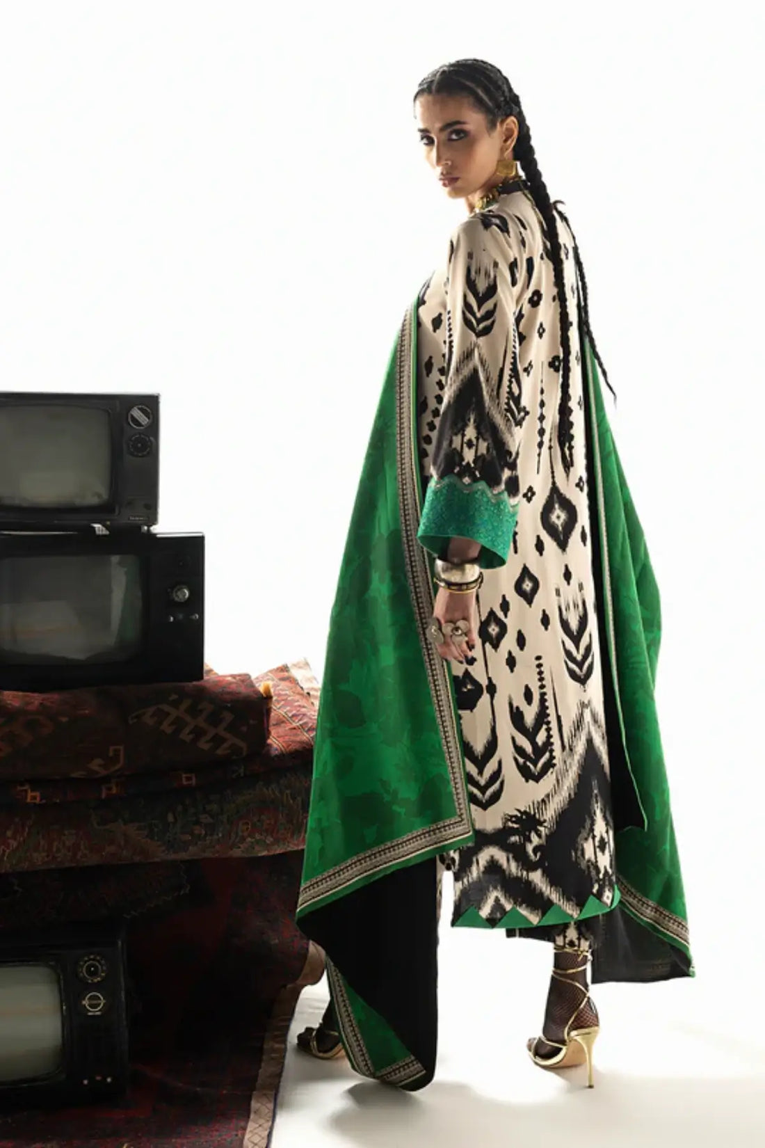 Zainab Chottani Novaya emerald green Marina twill winter suit with shawl for events, available online at Pakistanimoda.