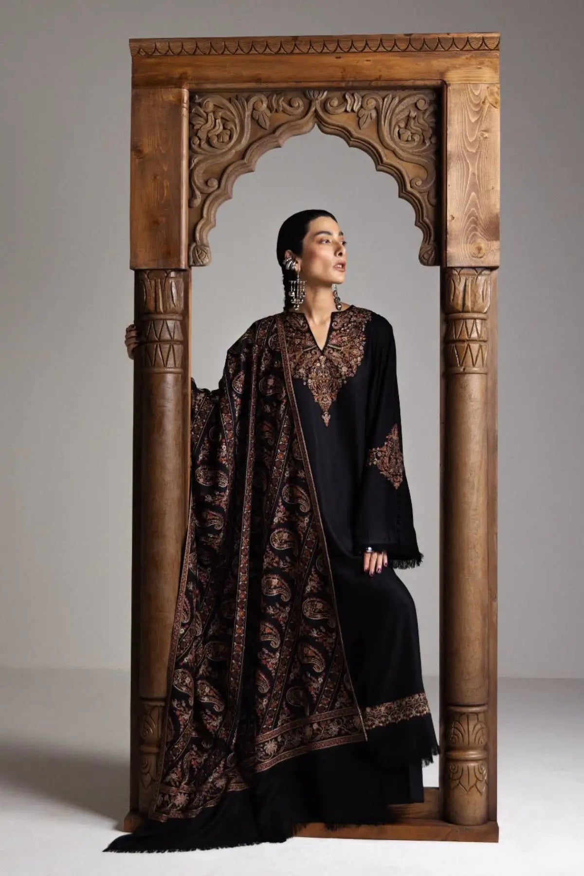 Zara Shahjahan Oud D5 black embroidered marina stitched winter suit with matching embroidered shawl from Saraab Winter 2026