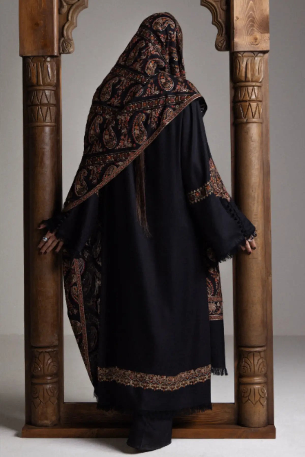 Zara Shahjahan Oud D5 black embroidered marina stitched winter suit with matching embroidered shawl from Saraab Winter 2026