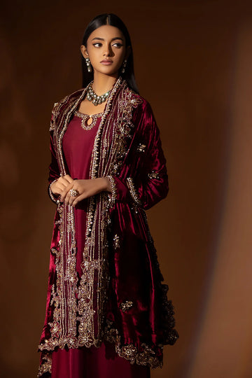 Maroon velvet shawl with full hand embellishments of naqshi, dabka, pearls & gota – perfect for Pakistani brides and formal winter occasions 2025.
