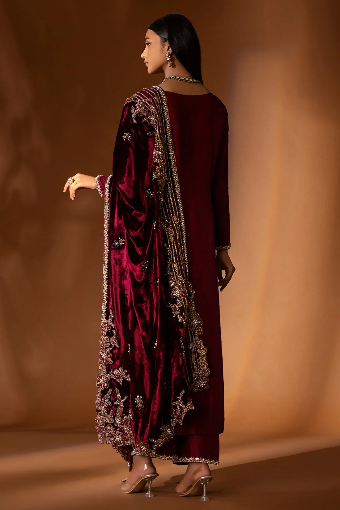 Maroon velvet shawl with full hand embellishments of naqshi, dabka, pearls & gota – perfect for Pakistani brides and formal winter occasions 2025.