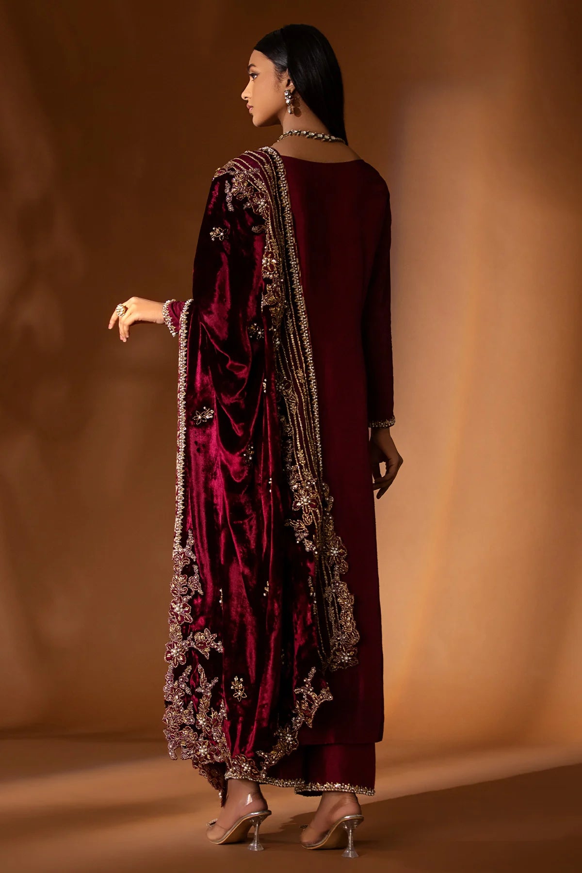 Maroon velvet shawl with full hand embellishments of naqshi, dabka, pearls & gota – perfect for Pakistani brides and formal winter occasions 2025.