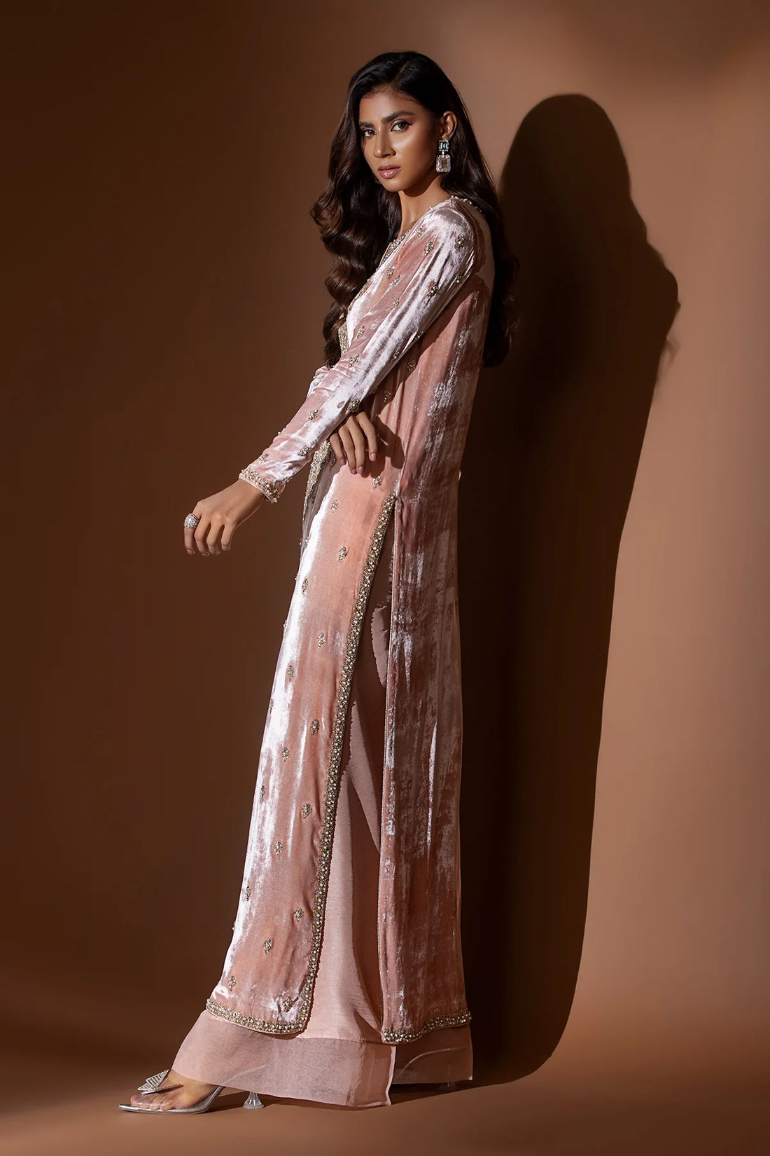 Peach velvet shirt with gold dabka, pearls & crystals, organza-finished silk pants, and matching dupatta – festive wear for Pakistani events 2025.