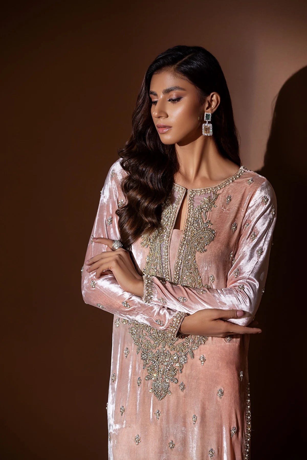 Peach velvet shirt with gold dabka, pearls & crystals, organza-finished silk pants, and matching dupatta – festive wear for Pakistani events 2025.