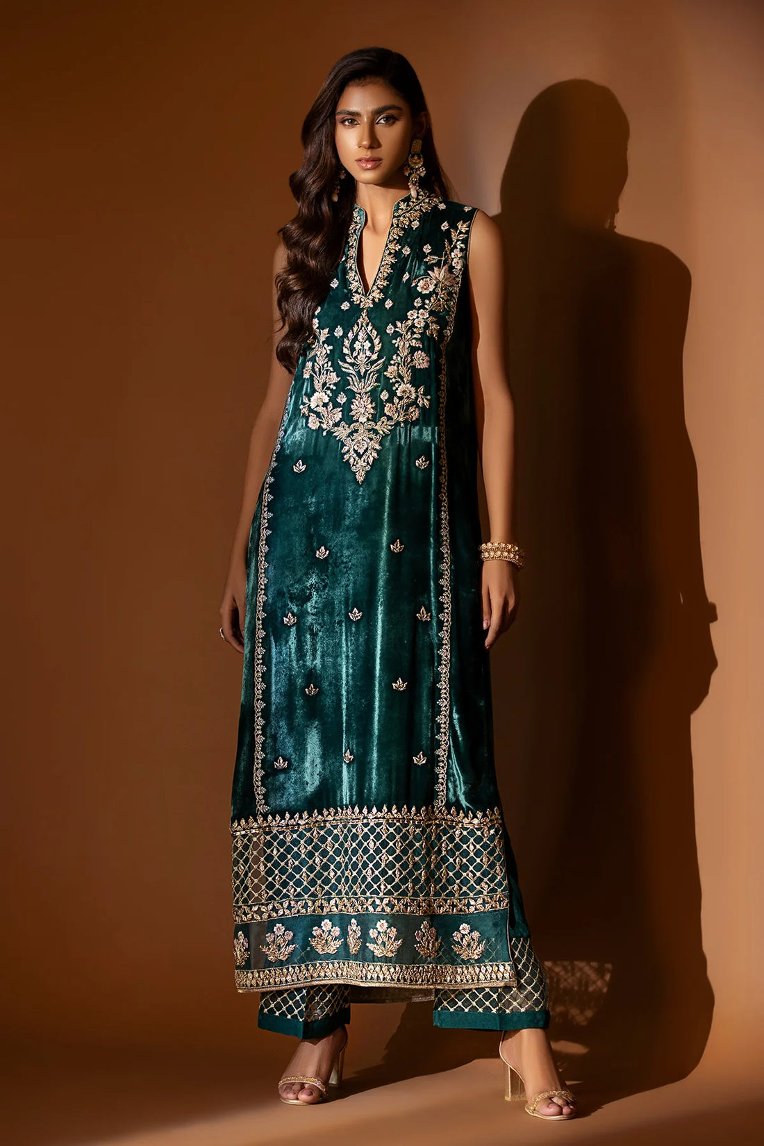Bottle green velvet embroidered shirt with embossed silk pants and organza dupatta – Pakistani formal wear for Eid and weddings at Pakistanimoda
