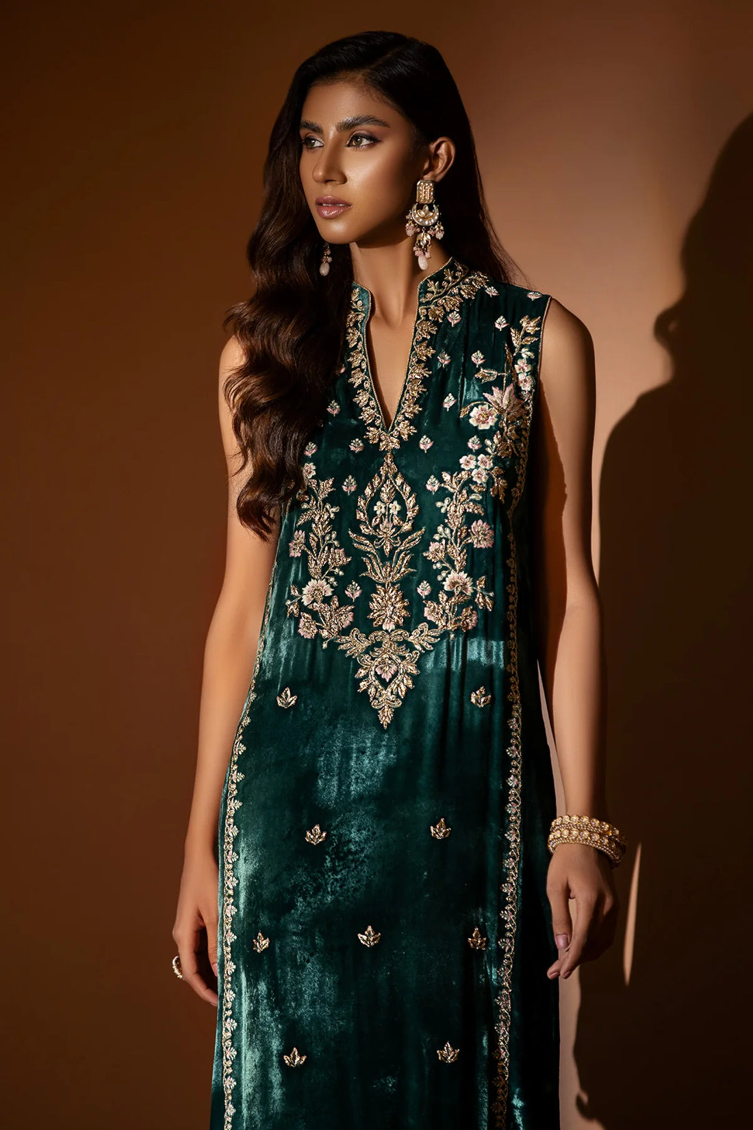 Bottle green velvet embroidered shirt with embossed silk pants and organza dupatta – Pakistani formal wear for Eid and weddings at Pakistanimoda
