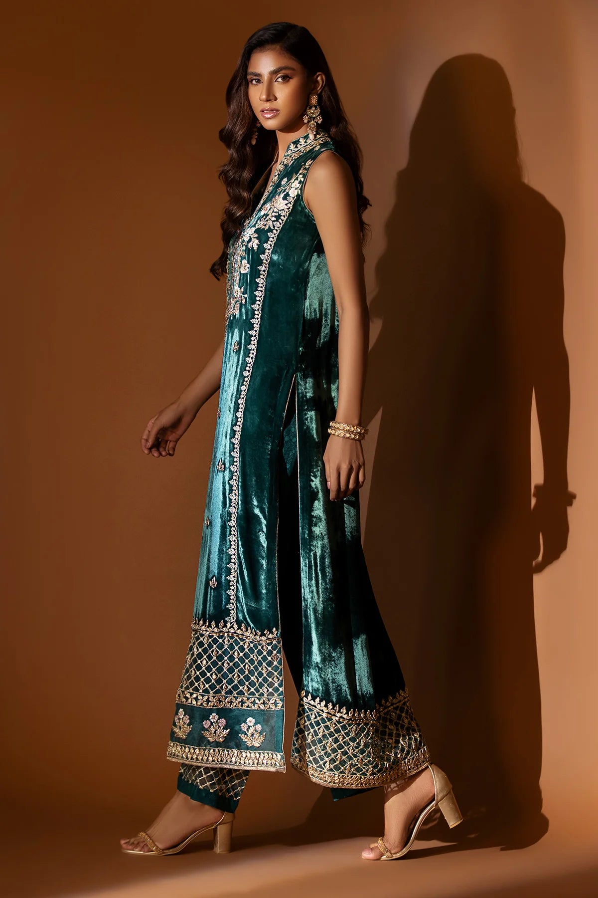 Bottle green velvet embroidered shirt with embossed silk pants and organza dupatta – Pakistani formal wear for Eid and weddings at Pakistanimoda