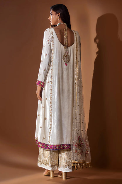 Off-white velvet shirt with resham, tilla, gota & block print, jamawar pants with gota, and matching organza dupatta – perfect for weddings 2025.

