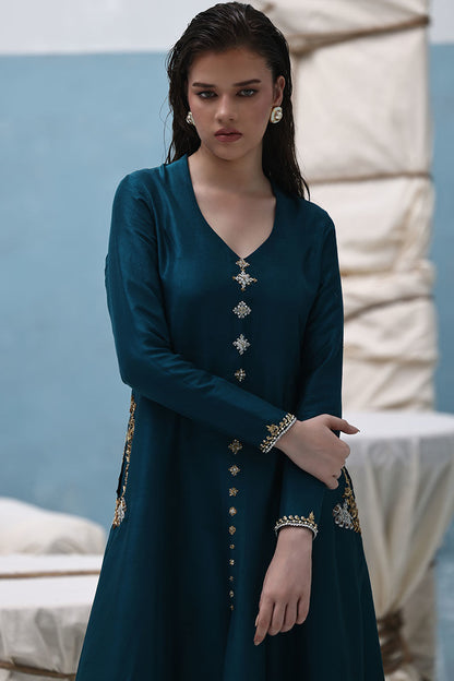 Peacock teal raw silk shirt with gold and silver zardozi, crepe silk culottes, and Banarasi chiffon dupatta – formal Pakistani ensemble for global events.
