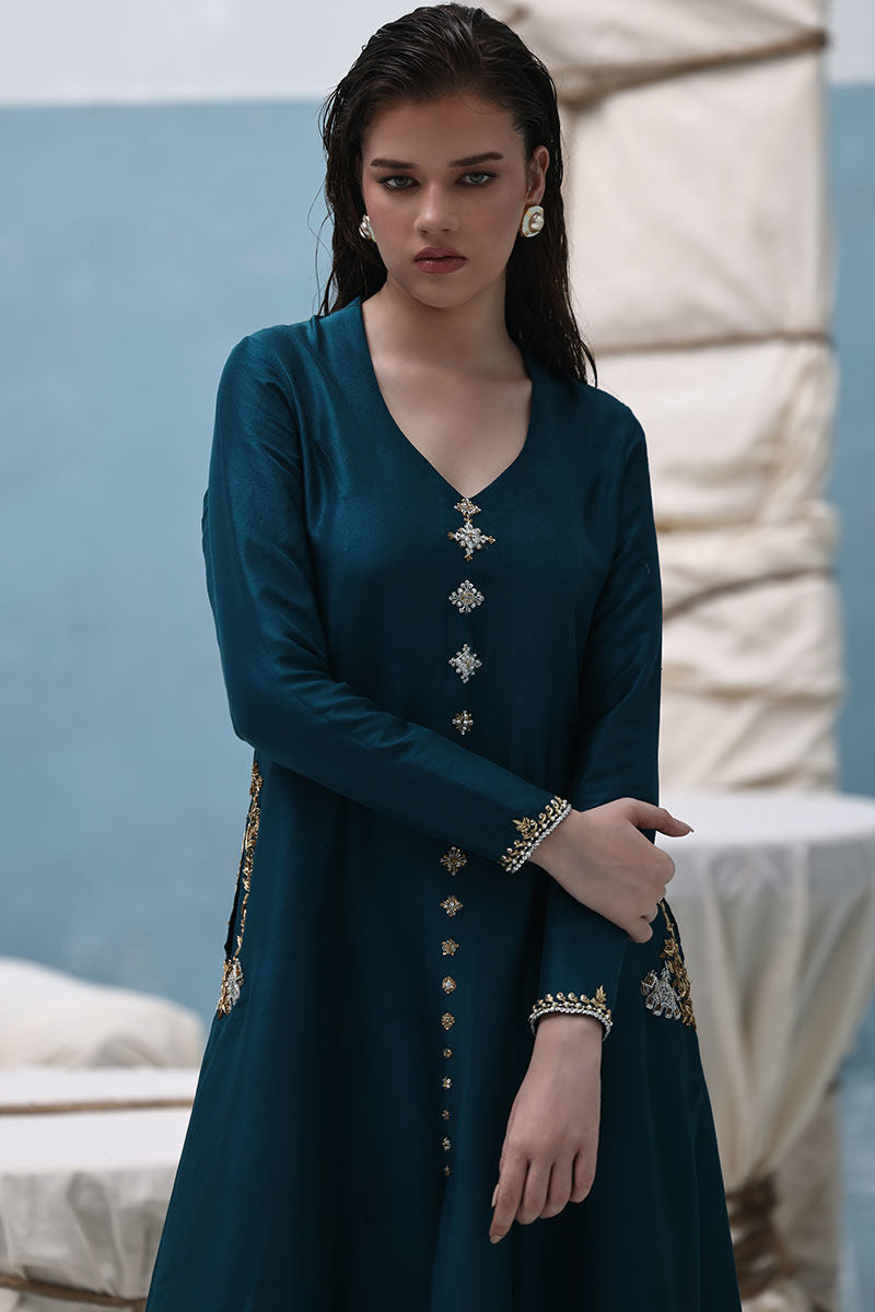 Peacock teal raw silk shirt with gold and silver zardozi, crepe silk culottes, and Banarasi chiffon dupatta – formal Pakistani ensemble for global events.