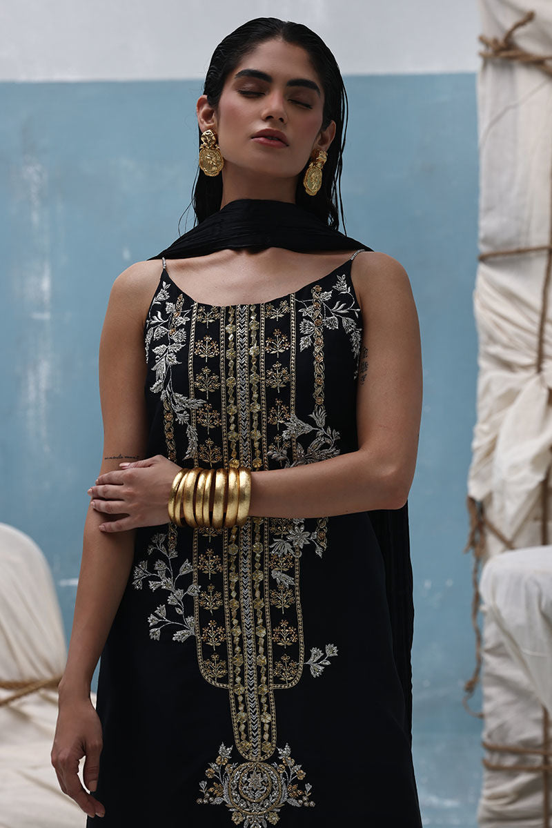 Black raw silk kaftan with gold and silver hand embroidery, paired with a crushed dupatta featuring crystal pallu – Pakistani formal outfit for weddings and Eid.