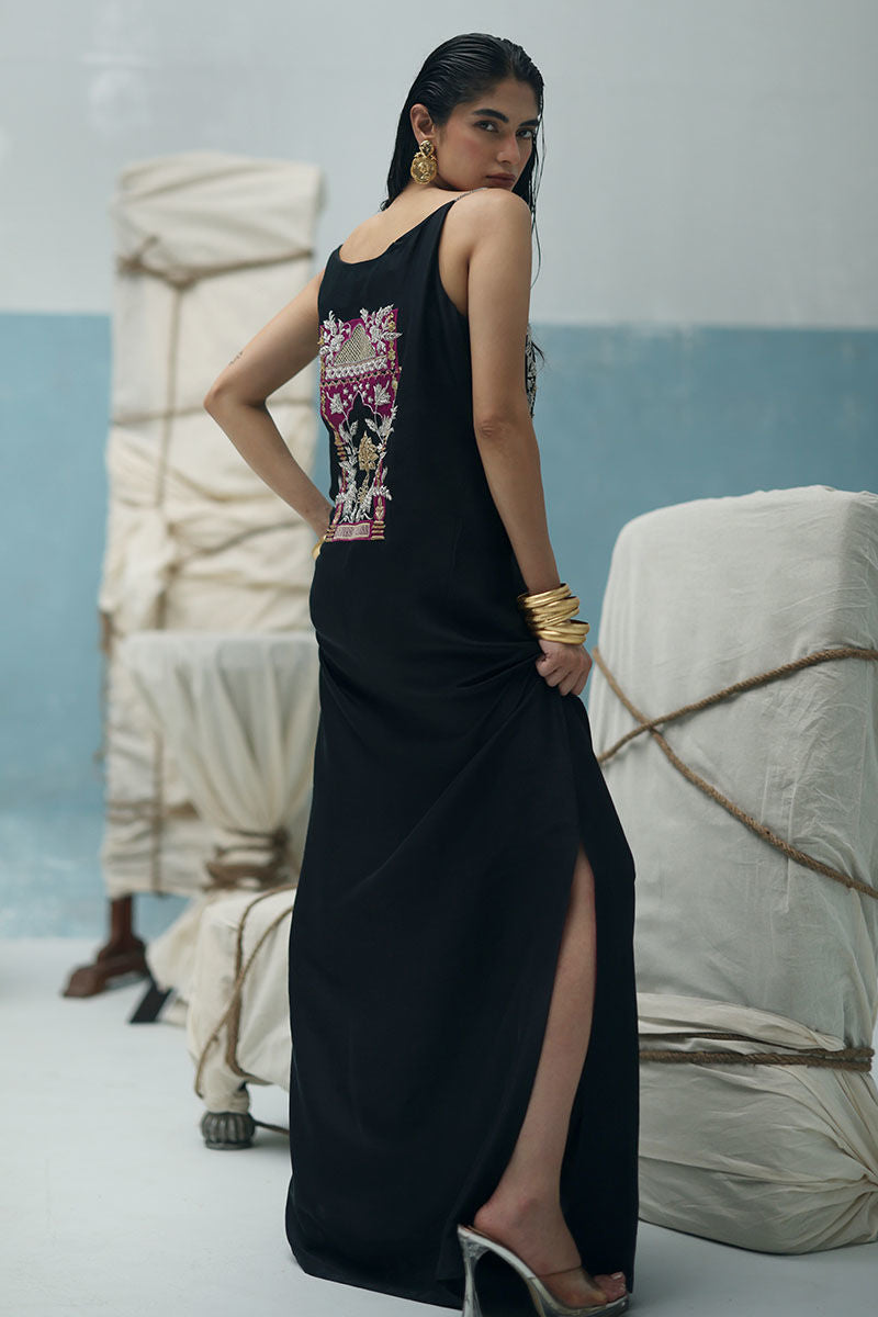 Black raw silk kaftan with gold and silver hand embroidery, paired with a crushed dupatta featuring crystal pallu – Pakistani formal outfit for weddings and Eid.