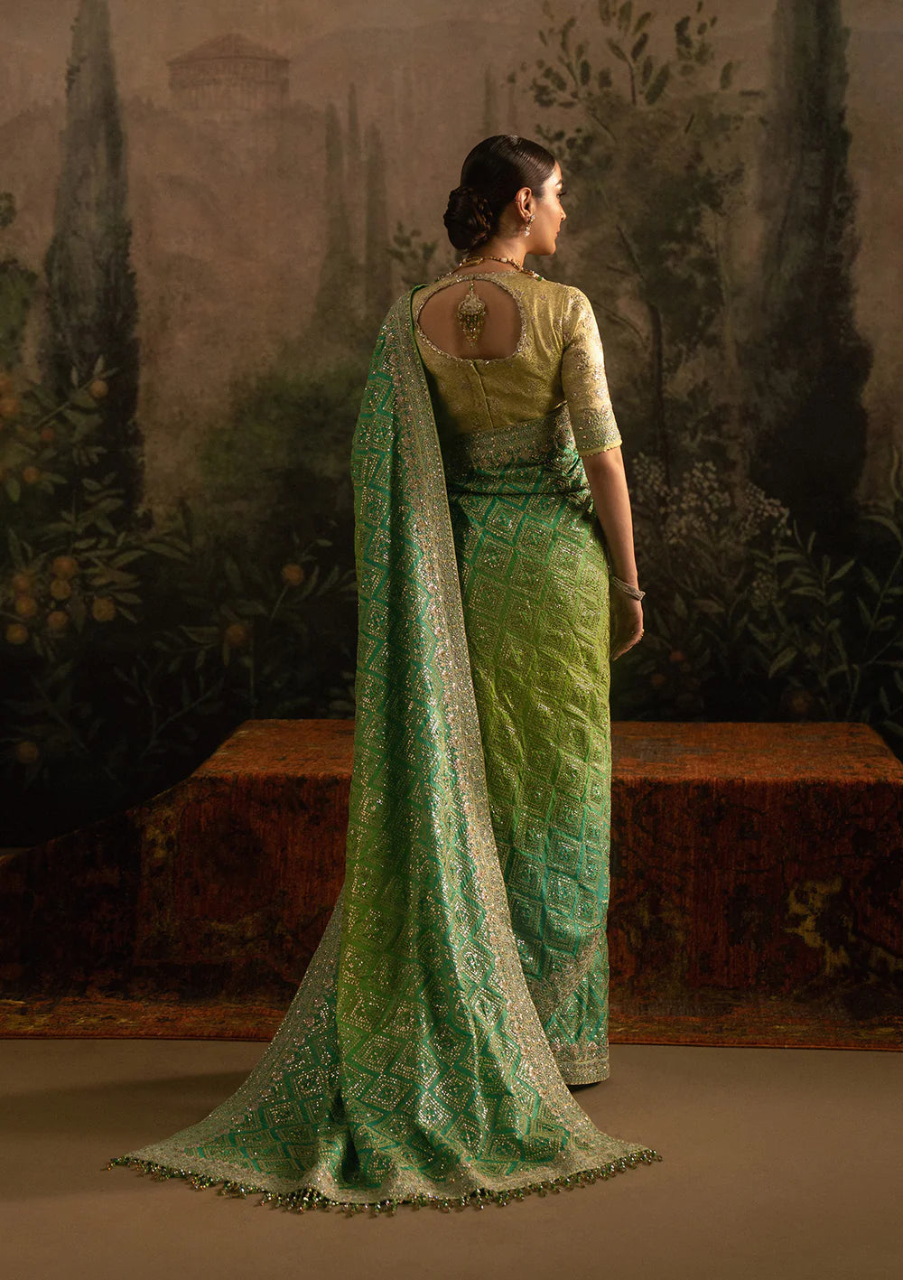 Aik Sari Edit ’25 Look 07 – Pakistani designer green jamawar embroidered silk saree with blouse & petticoat, stitched outfit at Pakistanimoda.