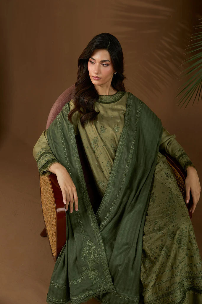 Sobia Nazir WS25-2A green embroidered stitched winter suit with herringbone shawl, available worldwide at Pakistanimoda.