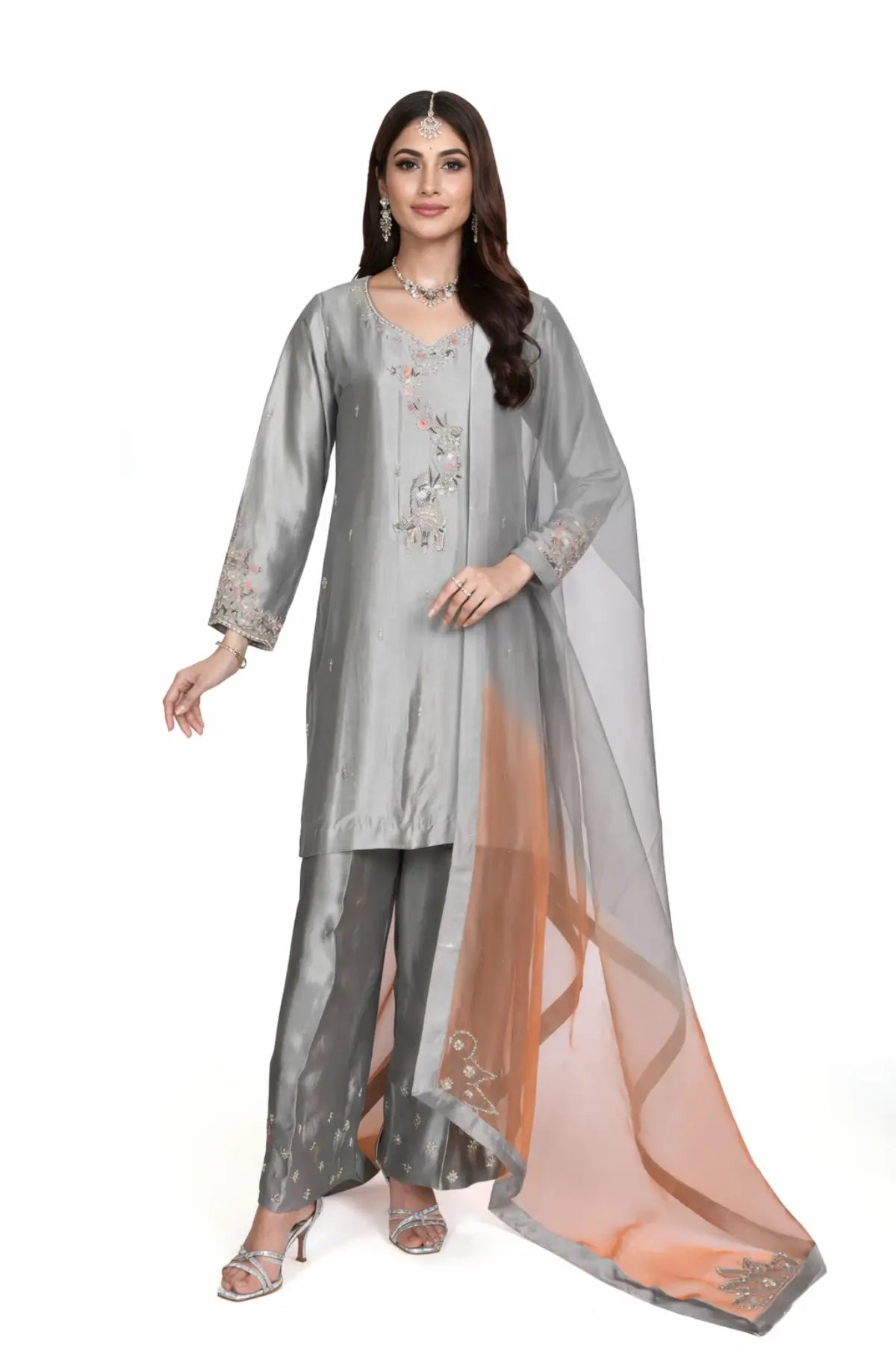 Yusra – Grey & Peach Sheesha Silk suit with hand embroidery & organza dupatta by MariamRaj. Perfect formal wear at Pakistanimoda.