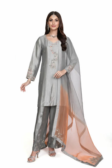 Yusra – Grey & Peach Sheesha Silk suit with hand embroidery & organza dupatta by MariamRaj. Perfect formal wear at Pakistanimoda.