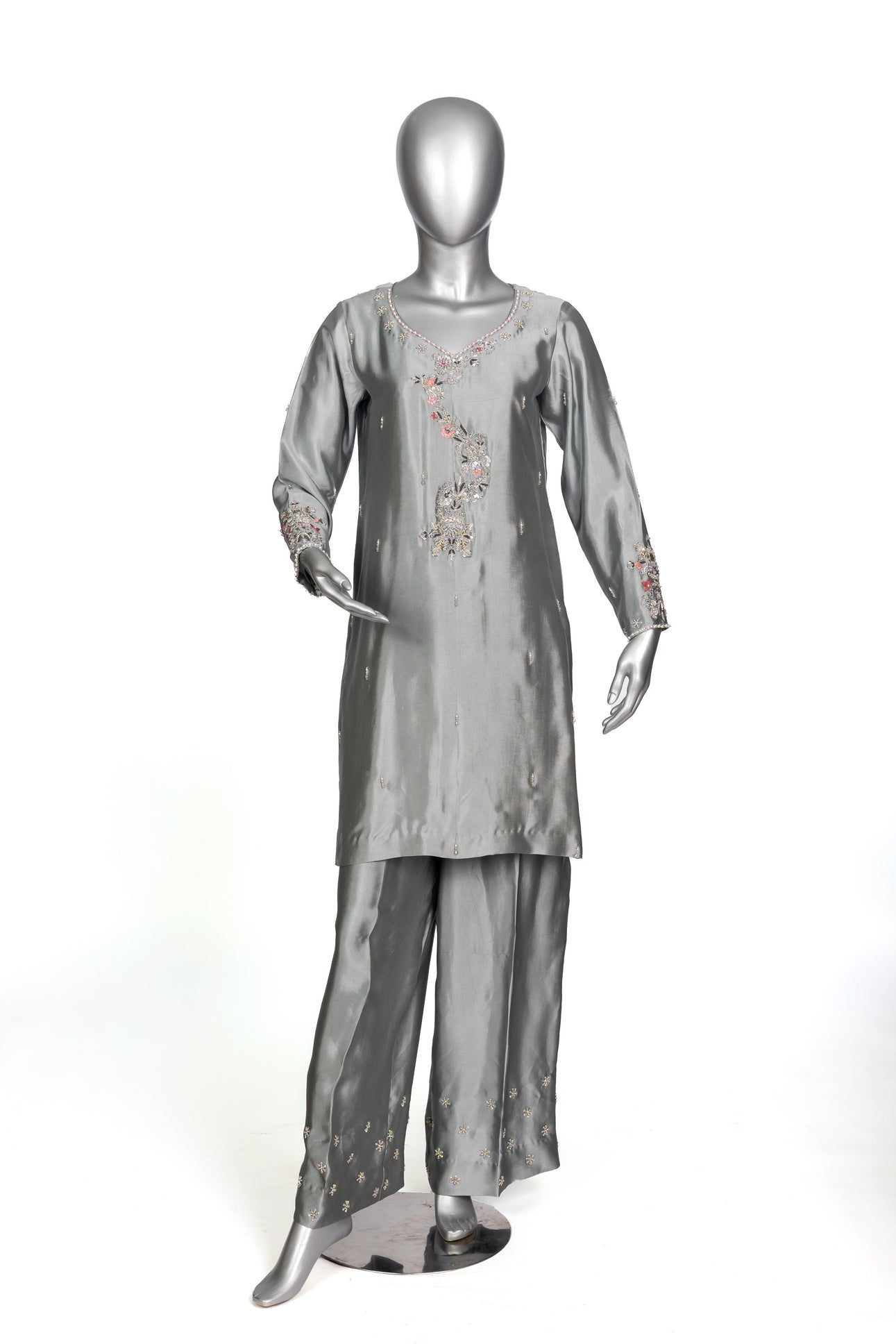 Yusra – Grey & Peach Sheesha Silk suit with hand embroidery & organza dupatta by MariamRaj. Perfect formal wear at Pakistanimoda.