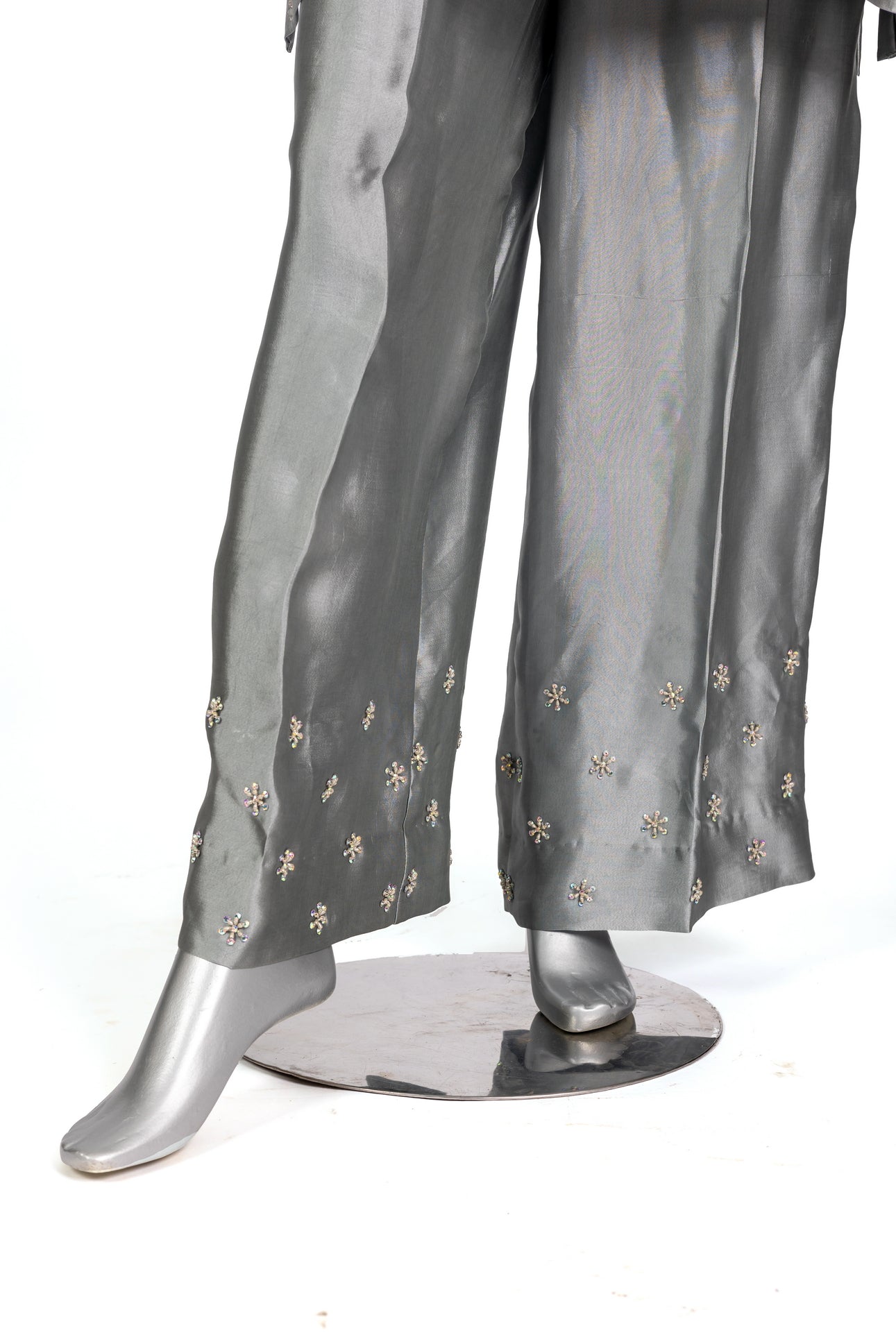 Yusra – Grey & Peach Sheesha Silk suit with hand embroidery & organza dupatta by MariamRaj. Perfect formal wear at Pakistanimoda.