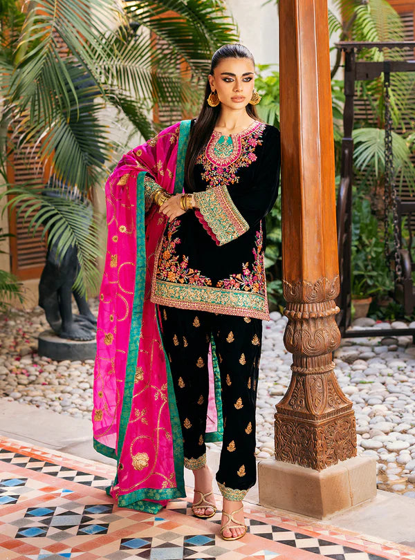 Zeba Black Velvet Embroidered Suit by Zainab Chottani with Hot Pink Dupatta from the Velvet Stitched ’25 Collection at Pakistanimoda.com.