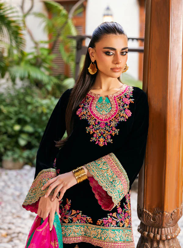 Zeba Black Velvet Embroidered Suit by Zainab Chottani with Hot Pink Dupatta from the Velvet Stitched ’25 Collection at Pakistanimoda.com.