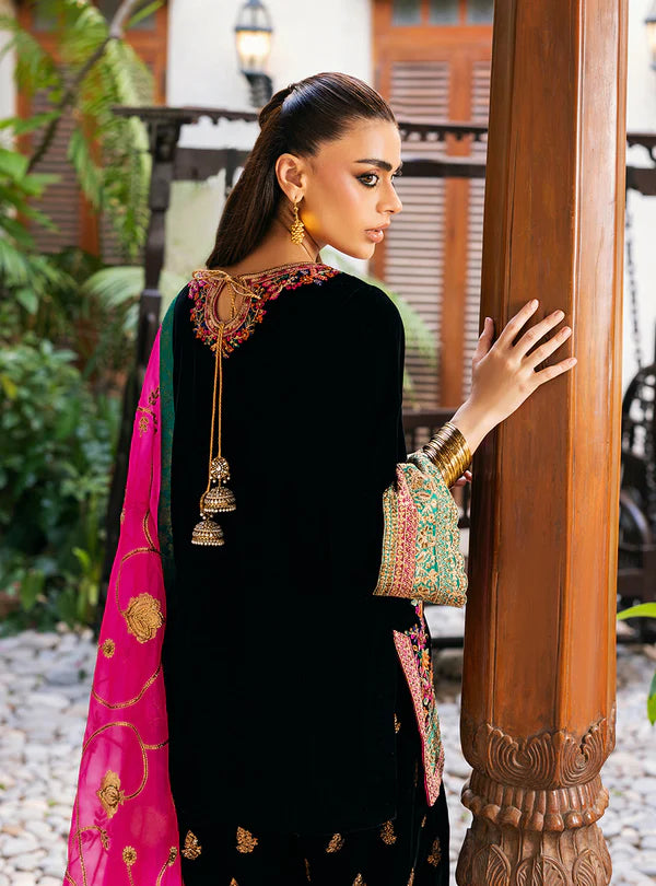 Zeba Black Velvet Embroidered Suit by Zainab Chottani with Hot Pink Dupatta from the Velvet Stitched ’25 Collection at Pakistanimoda.com.